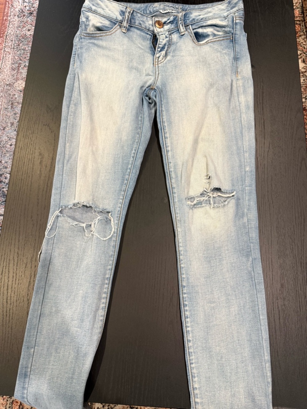American Eagle Low Rise Light Blue Skinny Distressed Women’s Jeans. Size 6